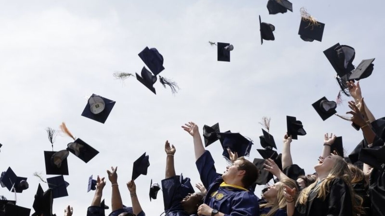 študenti promócie vysoká škola 800px (SITA/AP)